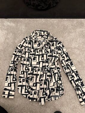 Express Slim Blouse Black and Cream Abstract Geo